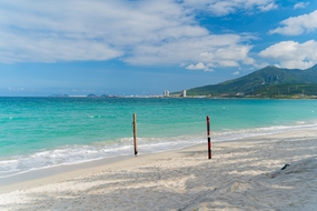 蓝色天空白云大海沙滩图片